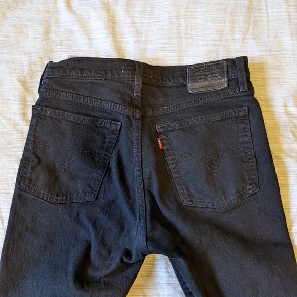 Ripped Black Levi Jeans - Picture 3 of 3